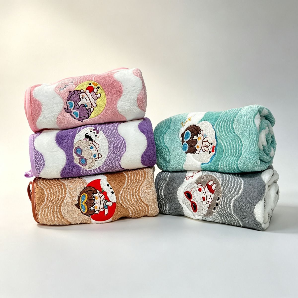 Home Bathroom Set - アニメ「ラブアンドディープスペース」コーラルフリースハンドタオル 可愛いQ刺繍入り 柔らか吸水性抜群 バスルーム用 デイリーグッズ ギフト