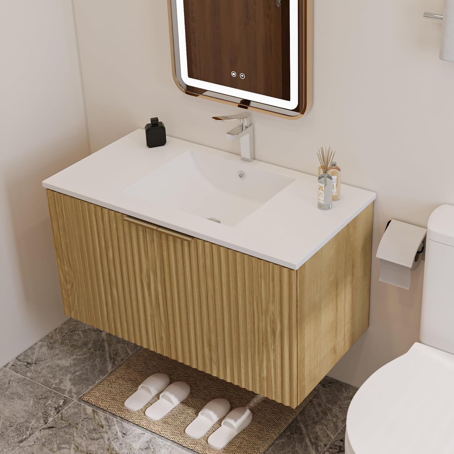 モダンなフローティング式洗面化粧台、波状テクスチャの扉付き壁 - Home For Bathroom のレビューと価格